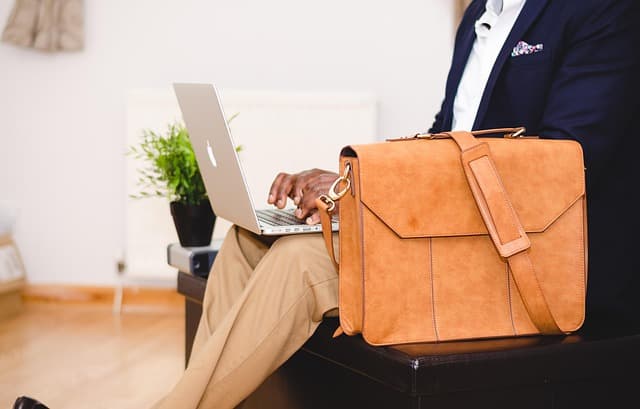 What’s Better to Buy a Women’s Bag or a Backpack?